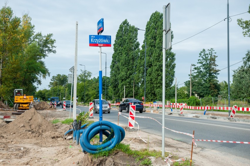 Przebudowa ważnego skrzyżowania na Białołęce. Pojawi się sygnalizacja, nowe pasy ruchu, przejścia dla pieszych i chodniki