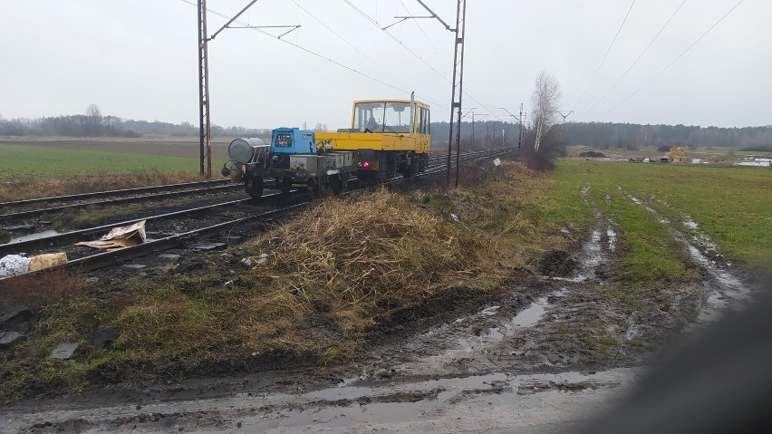 Samochód kurierski zderzył się z drezyną kolejową. Ucierpiał tylko pojazd i paczki