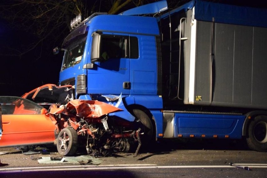 Śmiertelny wypadek w Jęcznikach Wielkich 27.11.2018. Zderzenie ciężarówki i dwóch samochodów osobowych. Trzy ofiary śmiertelne [zdjęcia]