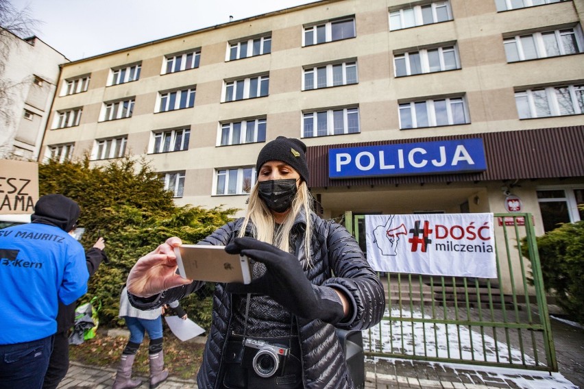 Kraków i Strajk Kobiet. Protest pod komisariatem podczas przesłuchania fotoreporterki [ZDJĘCIA]