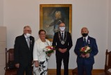 LESZNO. Medale i gratulacje od prezydenta dla jubilatów w ratuszu [ZDJĘCIA]