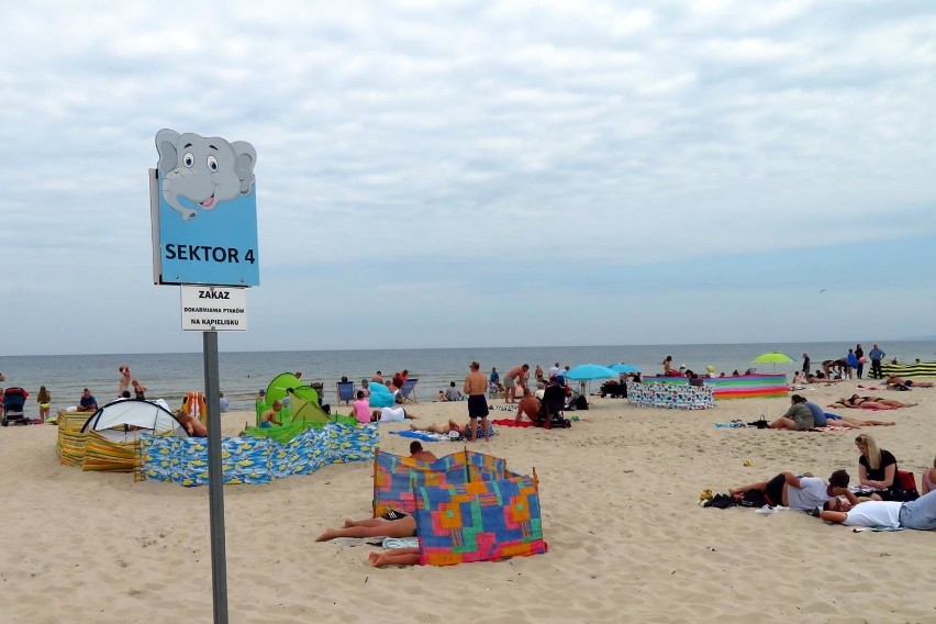 Rozpoczęło się lato. Wspaniała pogoda na plażowanie w Ustce....