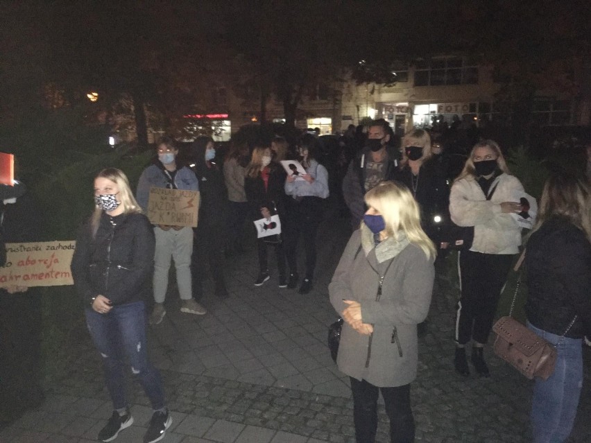 Spacer po Pińczowie. 28 października będzie protest kobiet przeciw zaostrzeniu ustawy antyaborcyjnej (ZAPIS TRANSMISJI, ZDJĘCIA)