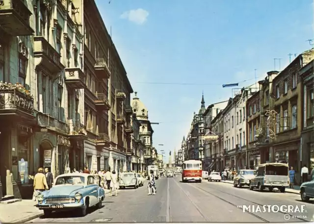 Ul. Piotrkowska w latach 60. XX w. Widok w stronę Placu Wolności.