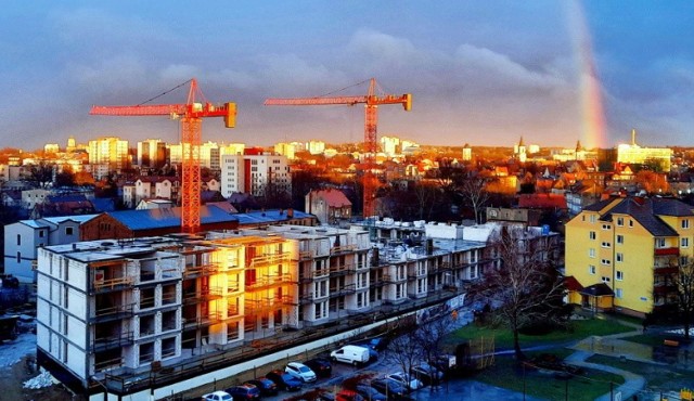 Mimo pandemii koronawirusa miasta się zmienia. Dźwigi nad dachami domów świadczą, ż budowa trwa. Na przykład przy ulicy Lisiej powstają nowoczesne apartamenty. Co jeszcze zmienia się w Zielonej Górze wiosną 2021 roku?