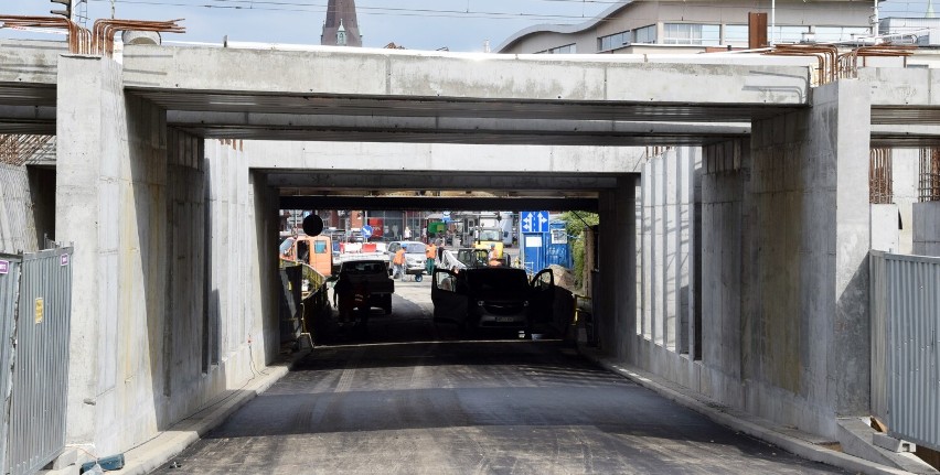 Wiadukt w centrum Stargardu urośnie. Droga pod nim prawie gotowa. Otwarcie lada dzień 