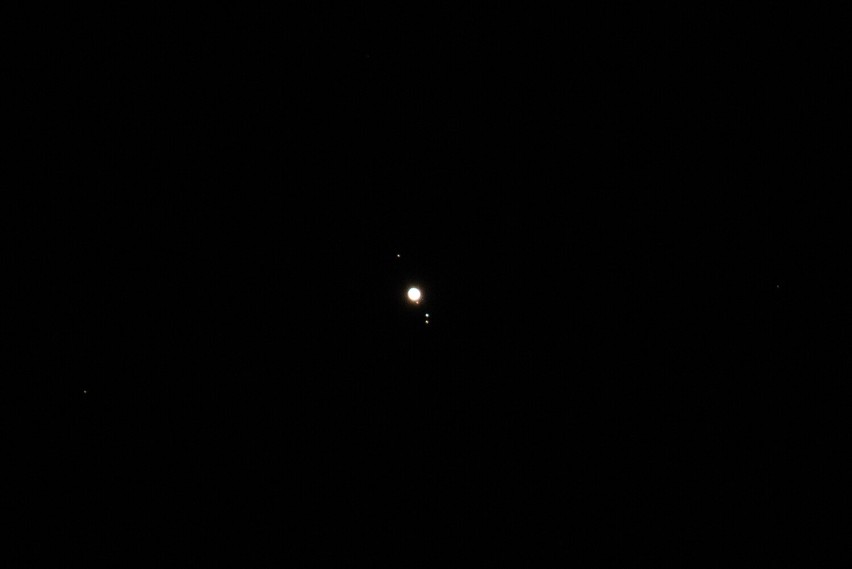 Na zdjęciu widoczny jest Jowisz i jego cztery z 79 księżyców...