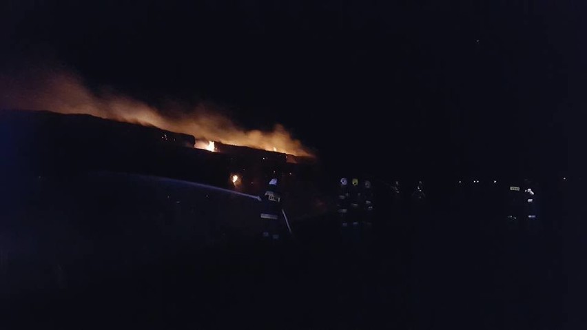 Nocny pożar w Tragaminie [ZDJĘCIA]. Płonęła duża sterta słomy - to sprawka podpalacza