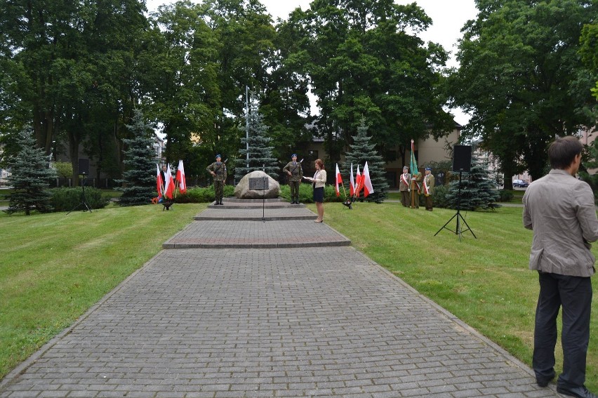 Lębork: Obchody święta Wojska Polskiego i rocznicy Bitwy Warszawskiej przed obeliskiem