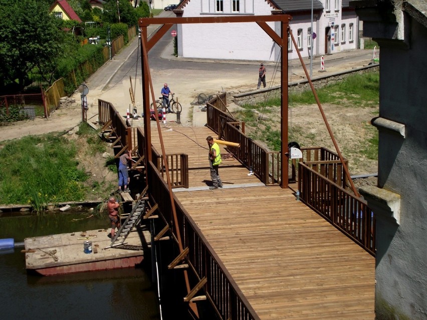 Roboty przy moście zwodzonym i budowie chodnika na ulicy Garczyńskich w Zbąszyniu