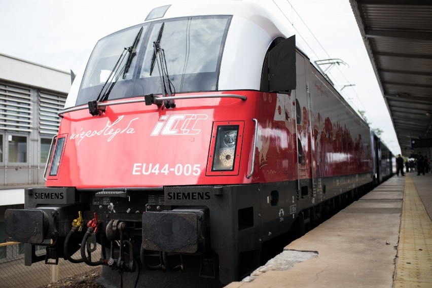 Na polskie tory wyjechały już pierwsze pociągi w narodowych barwach