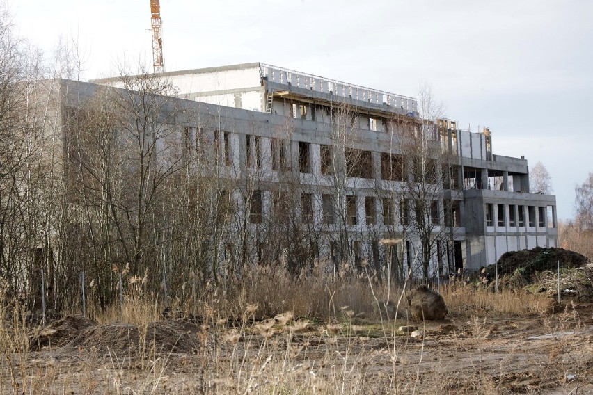 Budowany jest nowy szpital w Gniewomirowicach. Powstaje rzut beretem od Legnicy, inwestorem jest prywatna spółka medyczna