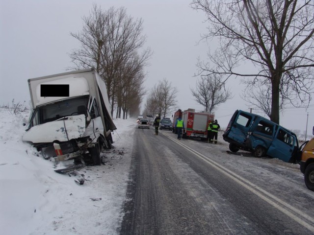 W wyniku uderzenia 77-letnia pasażerka fiata ducato z obrażeniami ciała została przetransportowana do szpitala Toruniu.

Golubsko-dobrzyńscy policjanci będą wyjaśniać jakie były przyczyny i okoliczności tego wypadku.

Policjanci apelują o rozwagę, a także roztropną i bezpieczną jazdę każdego dnia. Należy pamiętać, że zimą jakiekolwiek opady atmosferyczne znacznie wydłużają drogę hamowania pojazdu. Nie liczymy więc, że natychmiast uda nam się w miejscu zatrzymać pojazd. Od nas samych zależy jak będzie kształtowało się bezpieczeństwo na drodze. W każdej sytuacji jesteśmy odpowiedzialni za to co i jak robimy!