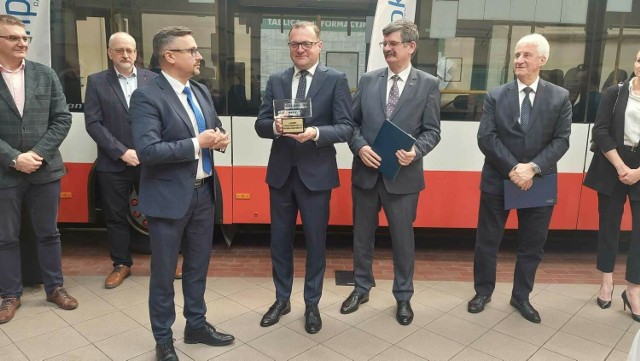 W czwartek 21 marca została podpisana umowa na zakup pięciu nowych autobusów przez Miejskie Przedsiębiorstwo Komunikacji w Radomiu.