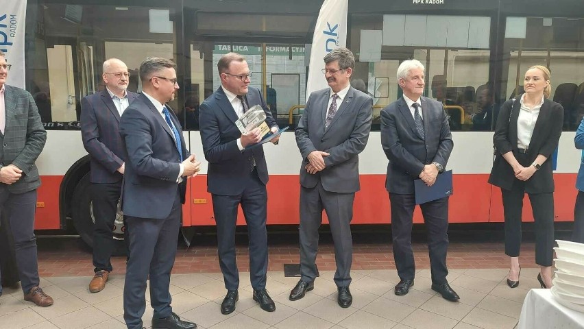 Miejskie Przedsiębiorstwo Komunikacji w Radomiu kupuje pięć nowych autobusów. Jest umowa na dostawę MAN-ów. Już jesienią wyjadą na ulice