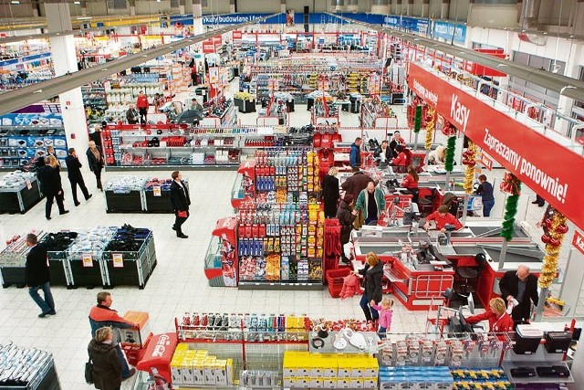 W markecie 13 tysięcy produktów rozlokowano w 11 działach. Znajdziemy znane marki, a także produkty JULI