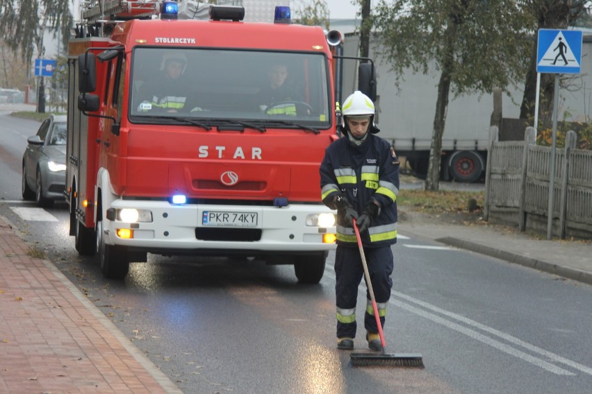 Strażacy usuwali plamę oleju [ZDJĘCIA]               