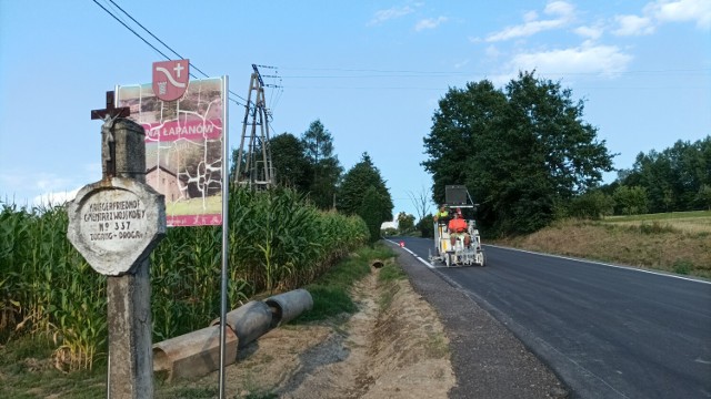 Ostatnim, elementem przebudowy drogi powiatowej Sobolów-Nieprześnia było malowanie linii