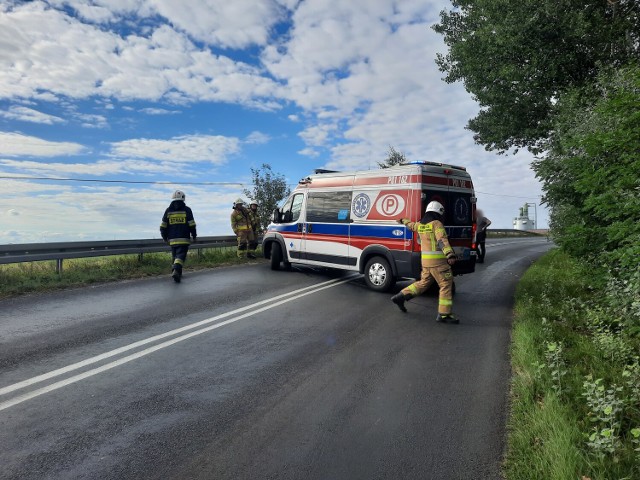 Wypadek motocykla na drodze z Żabna do Brodnicy. Na miejscu straż pożarna i policja. Droga zablokowana