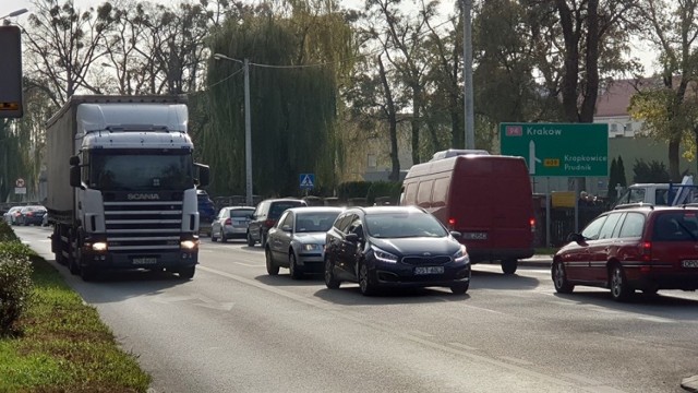 Droga krajowa nr 94, która przebiega przez Strzelce Opolskie, to alternatywna trasa dla autostrady A4