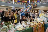 Wielki Kiermasz Wielkanocny w Centrum Handlowym Pogoria w Dąbrowie Górniczej i akcja charytatywna. Młodzież pomaga koledze 