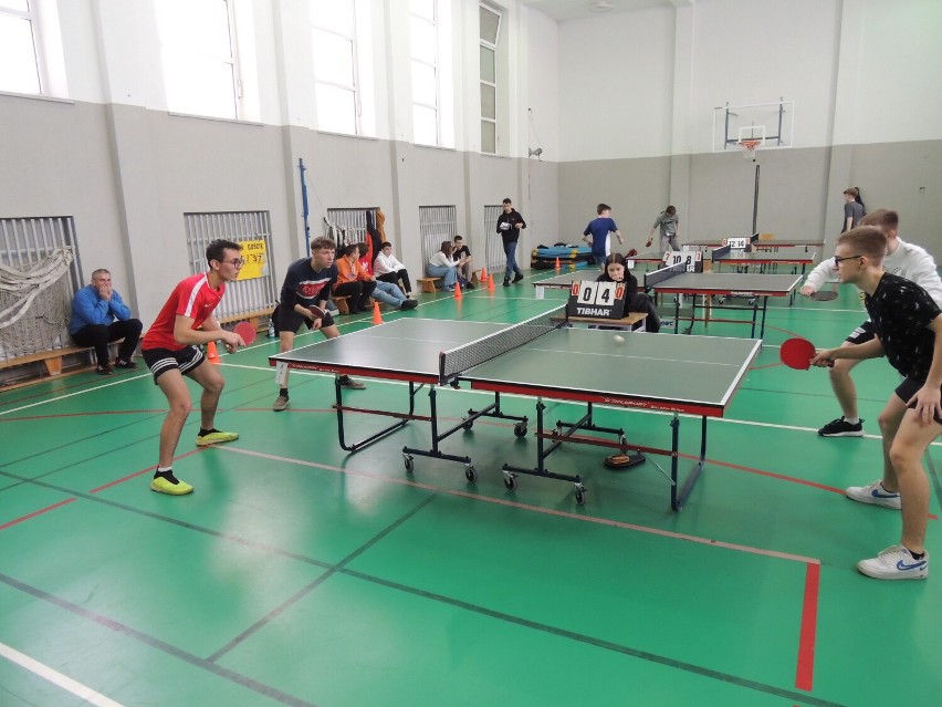 Mistrzostwa wieluńskich szkół średnich w tenisie stołowym. Wygrały reprezentacje "Odry" i "Korczaka"