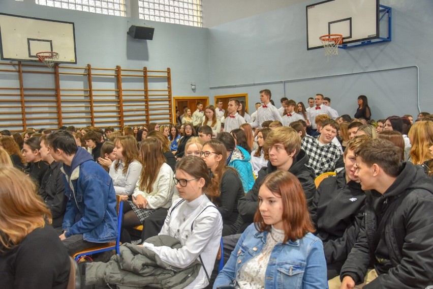 Szamotulski "Rolnik" popisał się talentami młodzieży. Show skradł jednak nauczyciel! TAK szkoła świętowała dzień patrona!