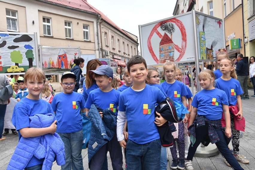 Dzieci z Rybnika namalowały smog dla premiera polskiego rządu
