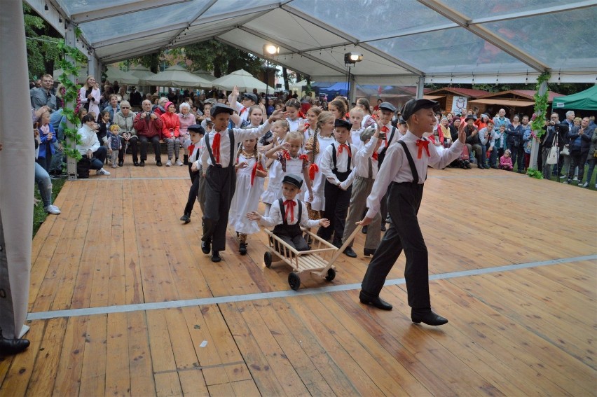 Jarmark Historyczny i Festiwal Muzyków Ludowych w Rawiczu (2019). Tańce, śpiewy, muzyka - festiwalowe występy cz. II [FOTO]