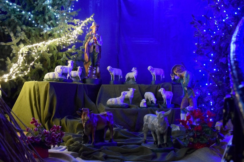 Chodzież: Żłóbek 2019 w kościele św. Floriana. Święta Rodzina w stajence, a w tle pasterze i Gwiazda Betlejemska