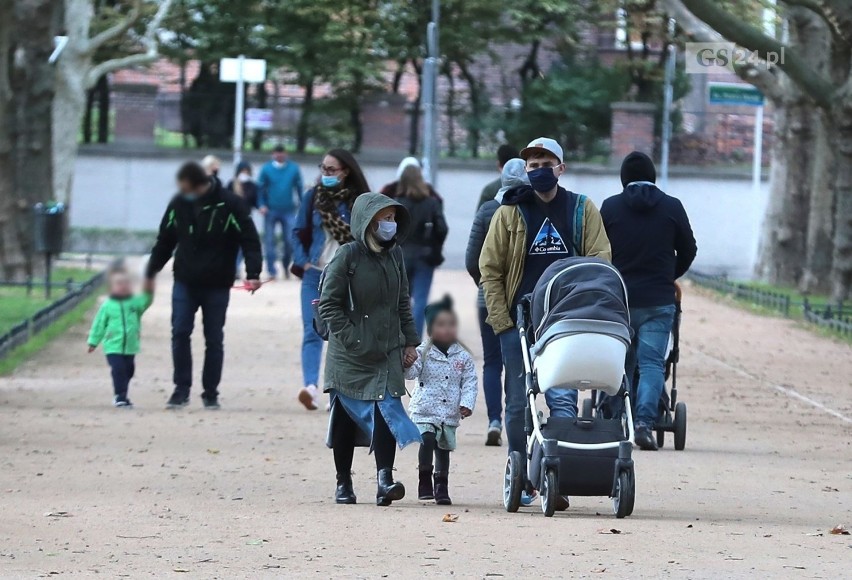 Zero tolerancji! Tysiąc interwencji i 400 mandatów za brak maseczek w Szczecinie