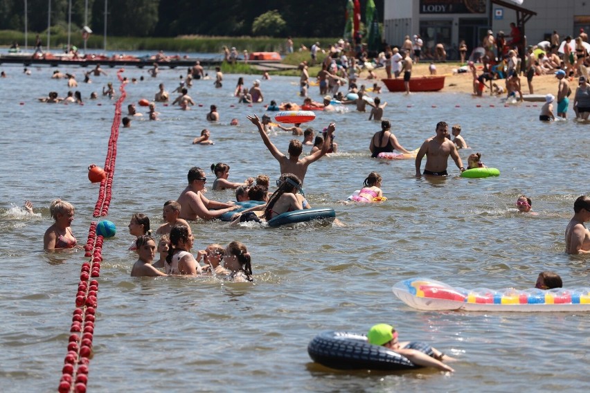 Plaża Dojlidy najlepszym remedium na weekendowe upały. Tłumy...