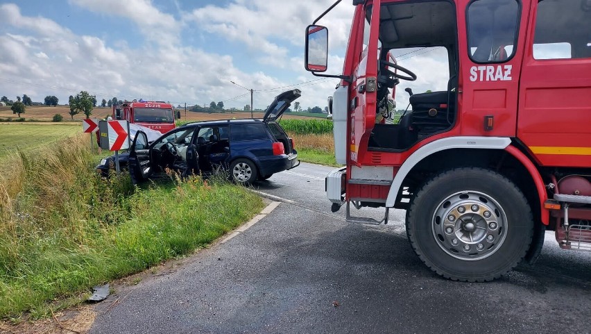 Wypadek w Bierzwiennie. Zderzenie czołowe. Kobieta z obrażeniami trafiła do szpitala