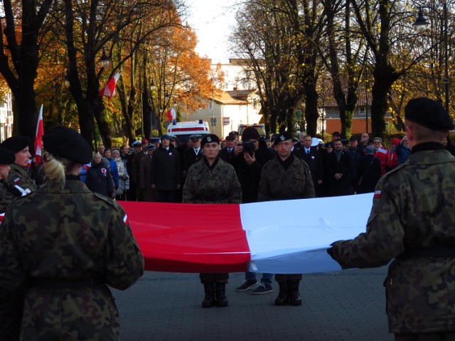 Po złożeniu wiązanek kwiatów, uczestnicy Święta Niepodległości wyruszyli w pochód  prowadzeni przez Ustecką Orkiestrę Dętą  z wielką Flagą Narodową ulicami Grunwaldzką i Marynarki Polskiej do kina Delfin. Po drodze złożono wiązanki kwiatów pod Pomnikiem gen. Stanisława Sosabowskiego.

