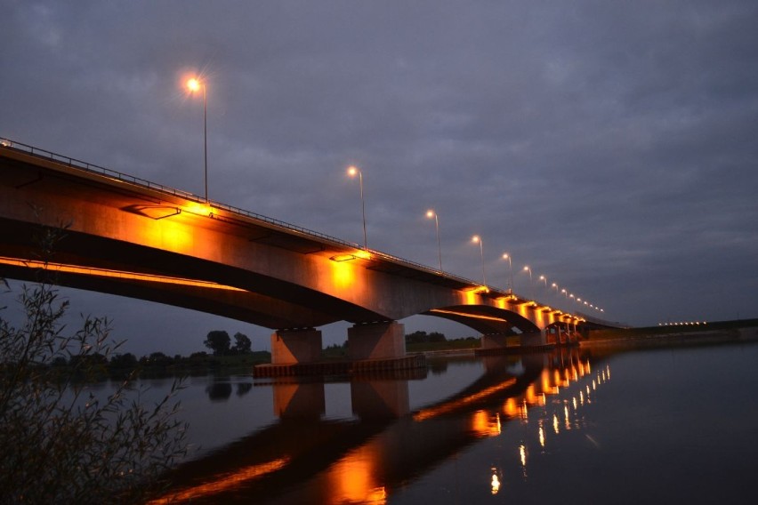 Most autostradowy pod Grudziądzem o zmierzchu