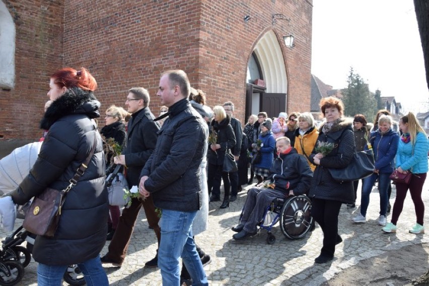 Niedziela Palmowa w Pruszczu Gdańskim. Procesja wiernych przeszła z palmami wokół kościoła  [ZDJĘCIA]
