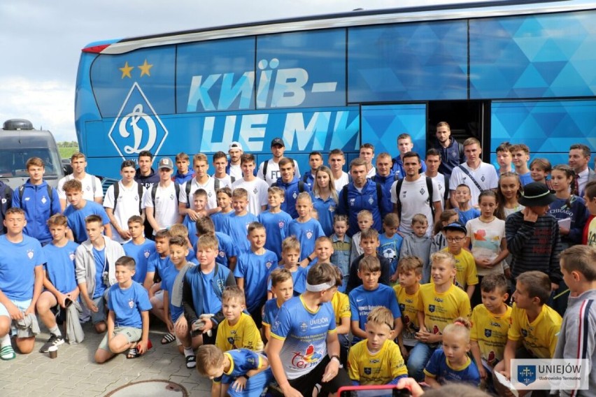 Dynamo Kijów hucznie powitane w Uniejowie. Reprezentanci Ukrainy w Lidze Mistrzów tu szlifują formę przed meczem z Fenerbahce Stambuł FOTO