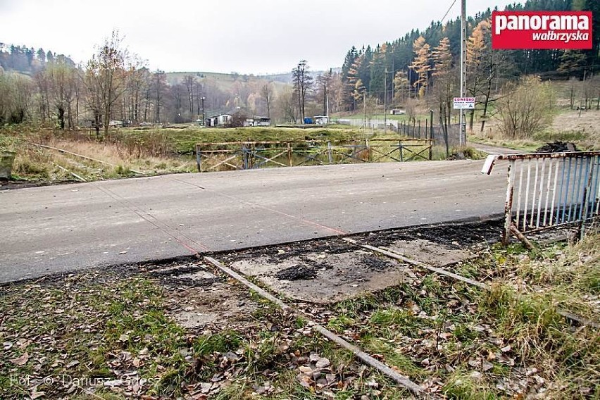 W trakcie remontu drogi powiatowej w Zagórzu Śląskim tory...