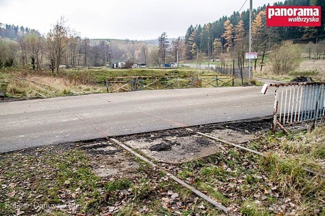 W trakcie remontu drogi powiatowej w Zagórzu Śląskim tory kolejowe zalano asfaltem. Po interwencji władz gminy Walim asfalt ma zostać usunięty