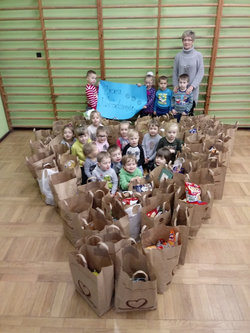 Parafianie z Kuczkowa i uczniowie lokalnej szkoły wzięli udział w akcji "Tytka charytatywna" 