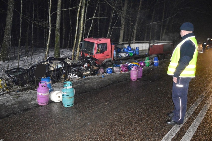 Gmina Zblewo. Policjanci wyjaśnianą okoliczności śmiertelnego wypadku. Zginął kierowca jaguara z powiatu kościerskiego 