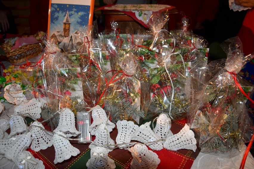 Jarmark bożonarodzeniowy w Szamocinie: Od ozdób i upominków, aż po przysmaki na świąteczny stół (FOTO)