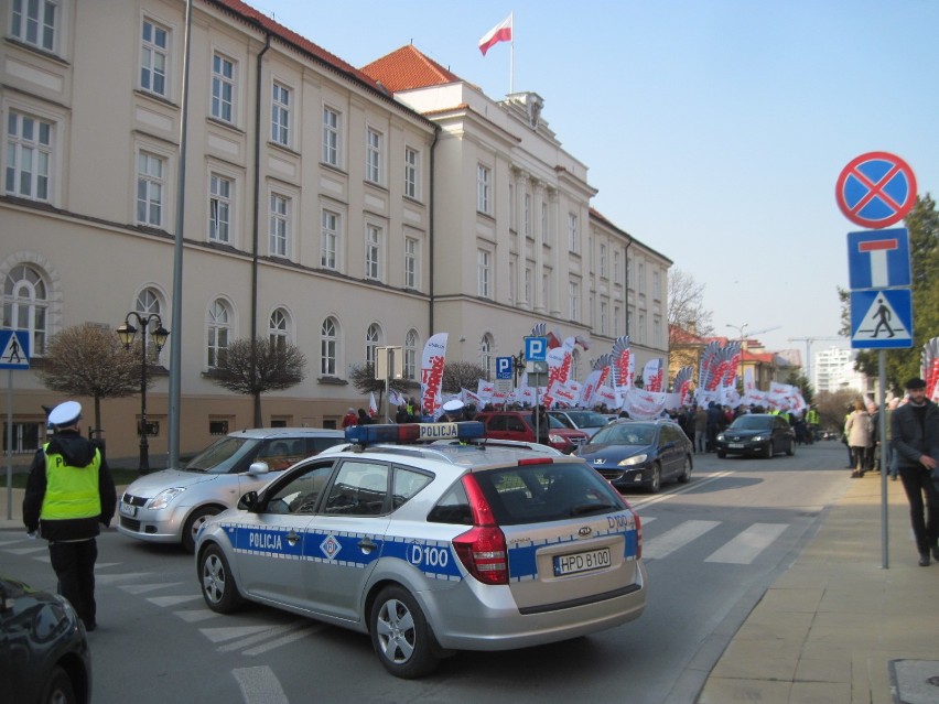 "Jesteśmy wkurzeni!". Protest Solidarności pod Urzędem Wojewódzkim w Lublinie