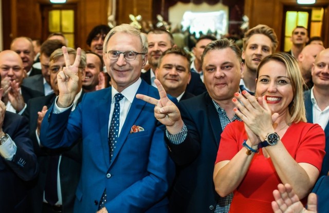 Według sondażowych wyników exit poll wybory do europarlamentu wygrało PiS, zdobywając 42,4 proc. Ten wynik przyjęto z entuzjazmem w hotelu "pod Orłem", gdzie zebrali się regionalni przedstawiciele klubu Prawa i Sprawiedliwości.


PiS: To była trudna kampania, więc zwycięstwo lepiej smakuje

