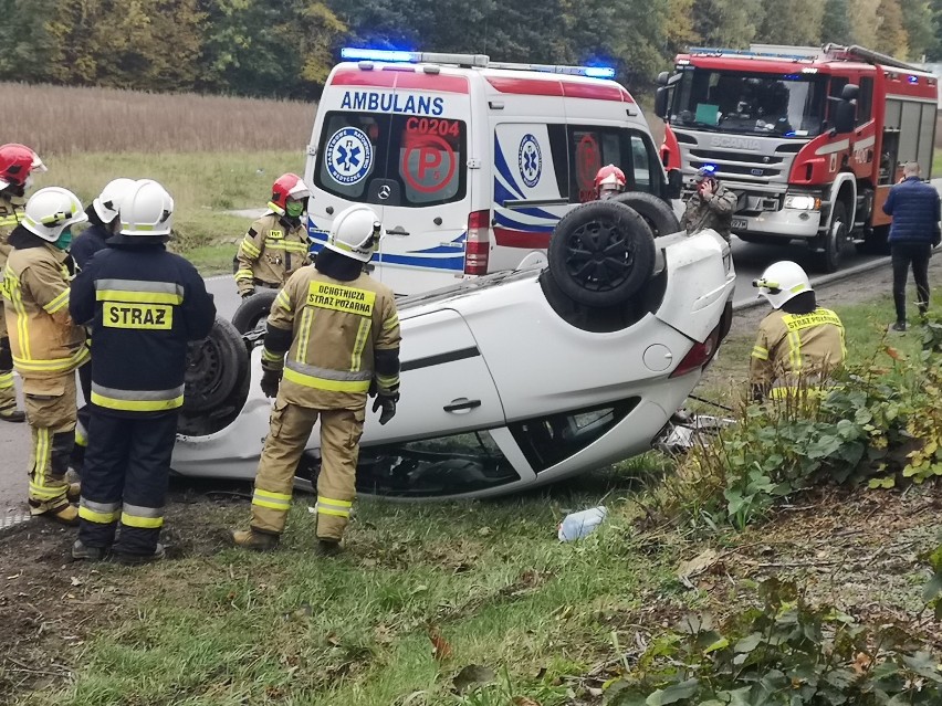 W Pokrzywnie pod Grudziądzem dachował samochód osobowy