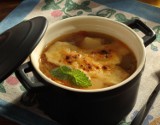 Rozgrzej się jesienią - 3 pomysły na kremowe zupy z serem z różnych zakątków Europy (przepisy)