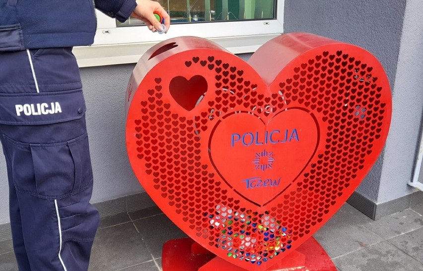 Policyjna pomoc dla chorej Ani. Policjanci przekazali 150 kg nakrętek