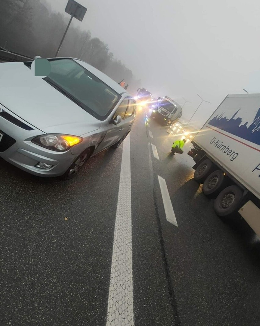 Poważny wypadek na A4 w Krakowie. Zderzenie czterech samochodów, w tym trzech ciężarówek