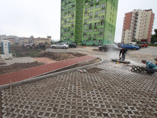 Lokatorzy wzięli sprawy w swoje ręce. Finansują budowę parkingu przy bloku na ulicy Piekoszowskiej. Powstanie tam też plac zabaw.