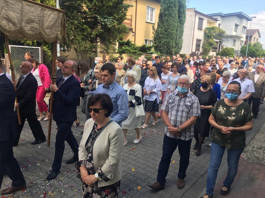 Boże Ciało w Pleszewie. Uroczysta procesja od Matki Boskiej Częstochowskiej do Świętego Floriana